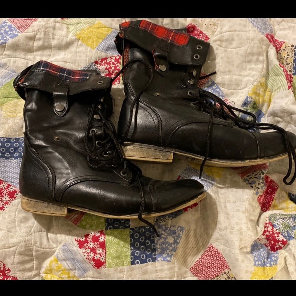 Combat boots